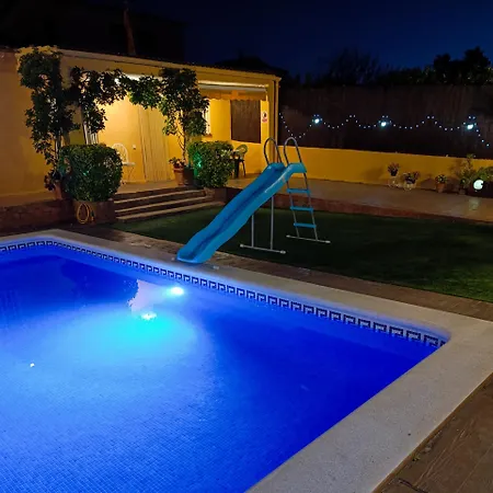 Con Piscina Privada Y Barbacoa 別荘